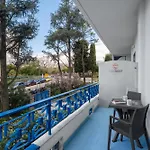 The Reef 4*