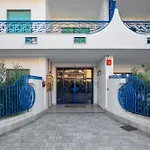 The Reef 4*